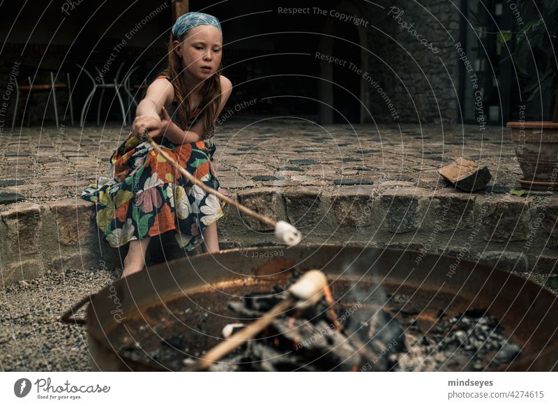 Mädchen röstet Marshmallows alte Scheune Feuerstelle Farbfoto Außenaufnahme Kind Kindheit Mensch Freude Lifestyle Genuss Lagerfeuer gemütlich Gemütlichkeit