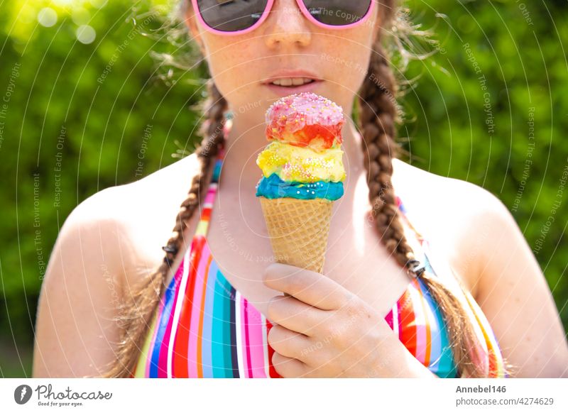Junge Teenager-Mädchen essen Eiswaffel trägt rosa Sonnenbrille und Zöpfe auf heißen Sommertag Kind Lebensmittel Person Schokolade Gesicht menschlich lecken