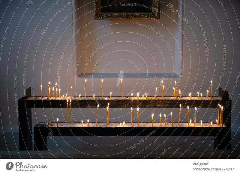 Kerzen in einer Kirche Licht Flamme Hoffnung Advent Weihnachten Gebet Spiritualität Trauer trauern beten Berufung Andacht Rorate hell Feuer katholisch