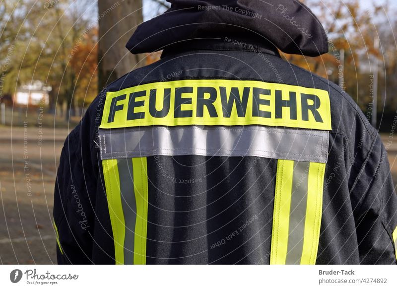 Feuerwehrmann Rettung Brandschutz Sicherheit löschen gefährlich Feuerwehrauto retten Notfall brennen Hilfsbereitschaft leben retten feuerwehrtechnischer dienst