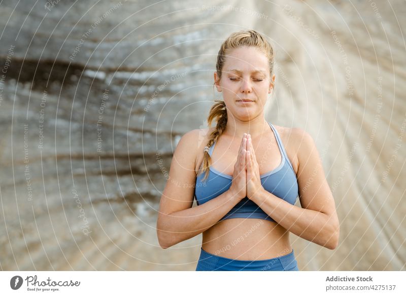 Konzentrierte Frau meditiert mit betenden Händen im Freien meditieren betende Hände Yoga Konzentration Augen geschlossen Stressabbau Zen Harmonie Porträt üben