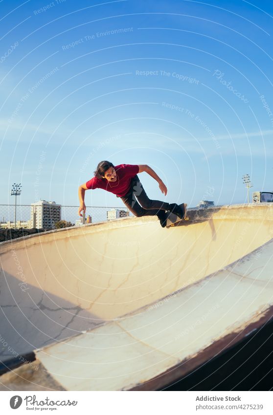 Skater fährt Skateboard auf einer Rampe in der Stadt Mitfahrgelegenheit Sport extrem Gleichgewicht Talent Mann Skateplatz Skateboarderin aktiv Energie