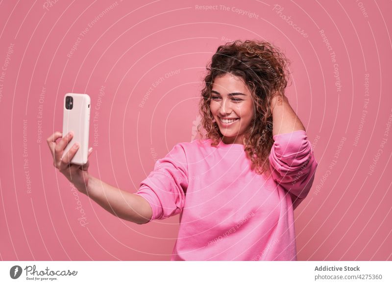 Glückliche Frau, die ein Selfie mit ihrem Smartphone macht benutzend Teenager lebhaft positiv Internet digital charmant Mobile Telefon fotografieren lässig