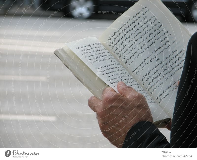 Literatur poetisch klug Bushaltestelle Buch Mann Hand Text Licht Verkehr lesen Moral persisch literaturtage Straße Leben Sonne warten PKW Arme