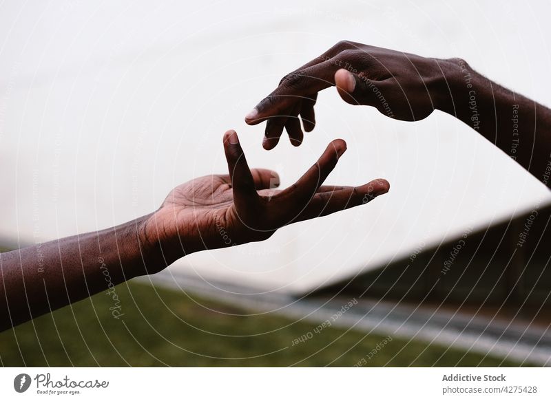 Schwarze Freunde reichen sich die Hände Menschen abstützen Einheit Hilfsbereitschaft Vereinigung Bonden beitreten Beziehung gestikulieren Zusammensein