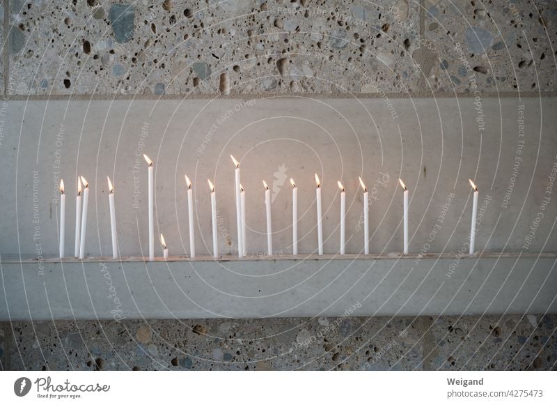 Kerzen für das Gebet in einer Kirche Advent Licht hell Hoffnung Trauer trauern Gottesdienst Glaube Christentum christlich katholisch evangelisch Berufung