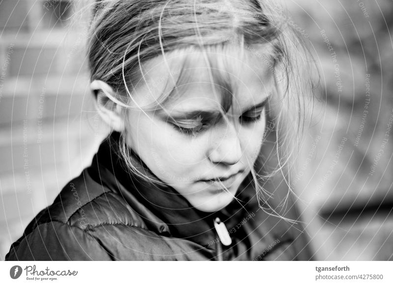 in Spiel vertieftes Kind Porträt Schwarzweißfoto Mädchen nachdenklich Augen geschlossen wilde haare Kindheit Mensch Kopf