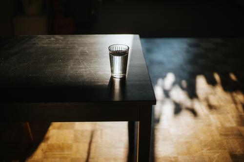 Glas mit frischem Wasser auf dem Tisch Getränk Schreibtisch trinken Essen und Trinken Gesundheit erwärmen Hochwinkelansicht horizontal Hydrat im Innenbereich