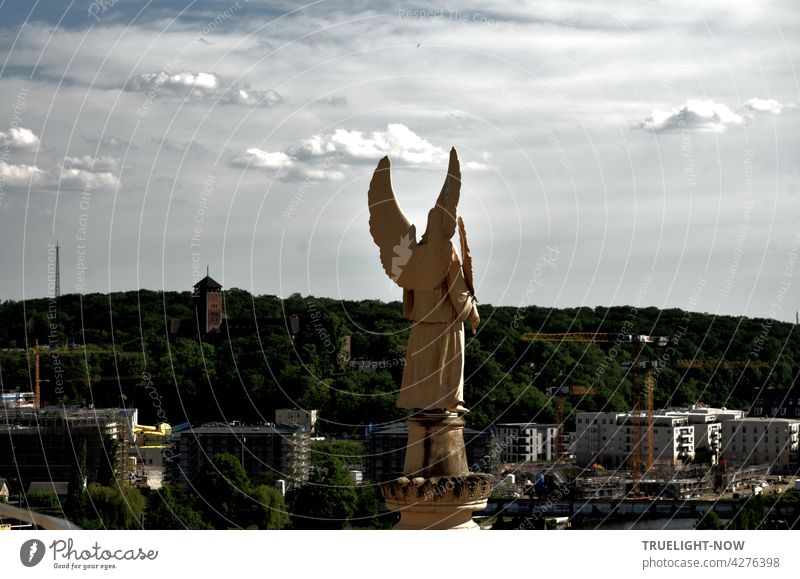 Potsdam Blick: aus 40 Meter Höhe schaut einer der vier fast 3 Meter großen Engel von der Nikolaikirche ins Land und über die Stadt am Telegrafenberg vorbei