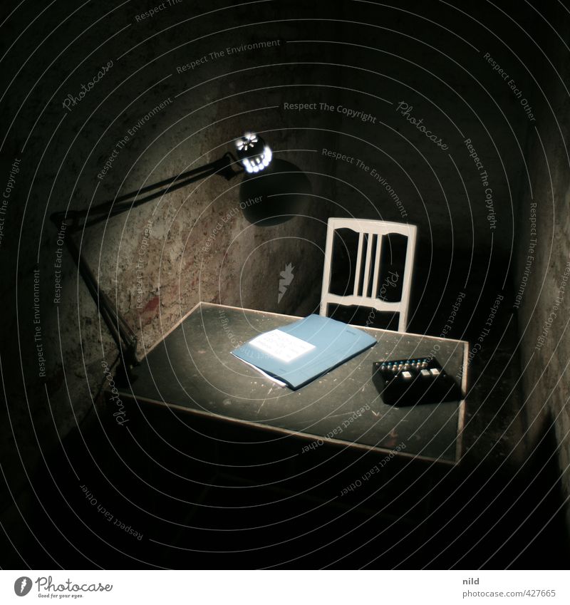 Verhörzimmer – Making of Alkaline Häusliches Leben einrichten Innenarchitektur Lampe Schreibtisch Stuhl Keller Büro Aktenordner dunkel gruselig blau schwarz