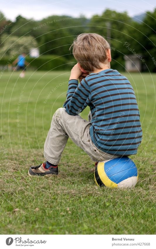 Halbzeit Ballsport Sportstätten Fußballplatz maskulin Kind Junge Kindheit 1 Mensch 3-8 Jahre sitzen blau mehrfarbig gelb grau grün weiß Am Rand warten hocken