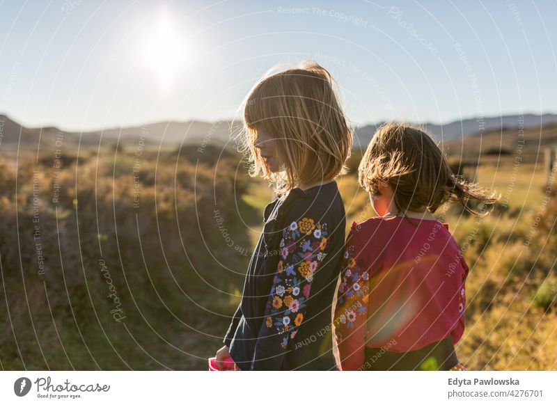 Kinder erkunden die Natur, Naturpark Cabo de Gata - Nijar, Spanien Zwei Personen Schwestern Zusammensein Liebe Nationalpark Spanisch Andalusia iberisch