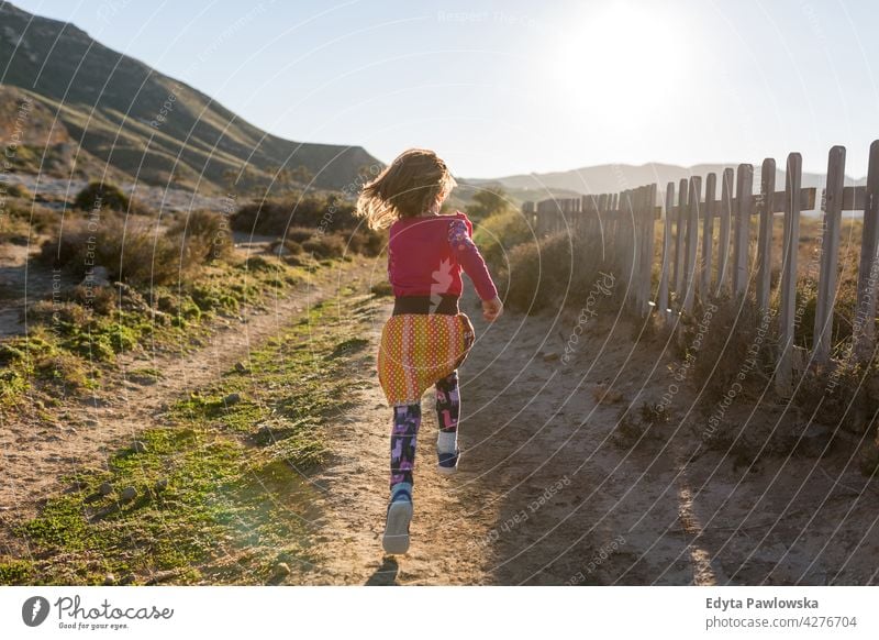 Kleines Mädchen läuft durch die spanische Landschaft, Rambla del Playazo, Cabo de Gata - Naturpark Nijar, Spanien Nationalpark Spanisch Andalusia iberisch