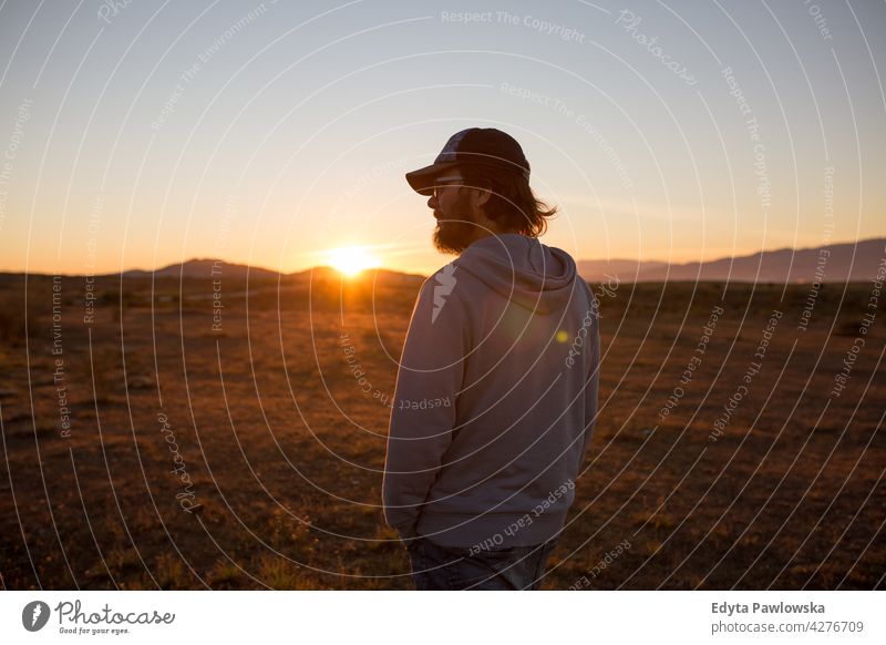 Mann in einer unberührten Landschaft während eines schönen strahlenden Sonnenuntergangs, Andalusien, Spanien Menschen jung Stehen Tourist Einsamkeit allein