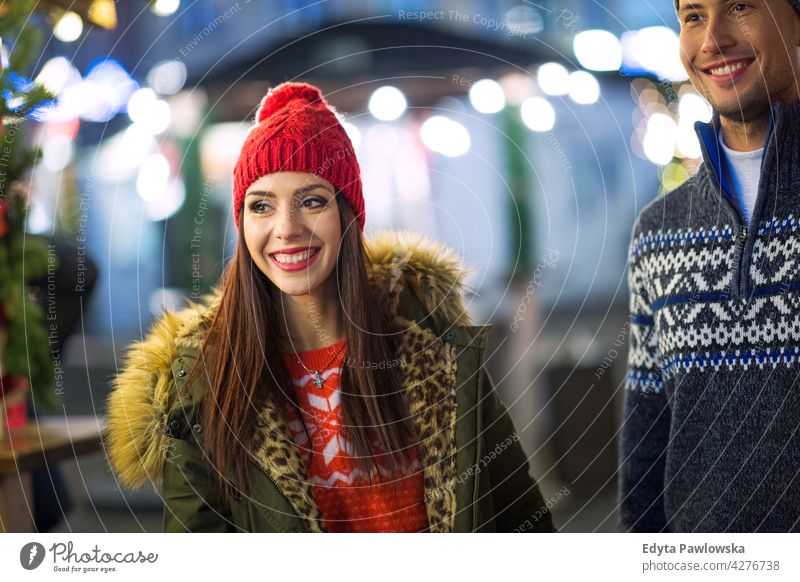 Glückliches Paar auf dem Weihnachtsmarkt Markt Winter Weihnachten im Freien Erwachsener jung Menschen Kaukasier Spaß Freude genießend Lächeln Stehen