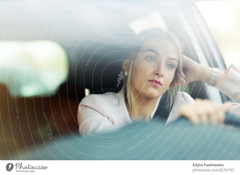 Junge Frau am Steuer eines Autos Carsharing selbstbewusst attraktiv schön junger Erwachsener Sitzen Fahrer Besitzer Verkehr PKW fahren Lifestyle Kaukasier