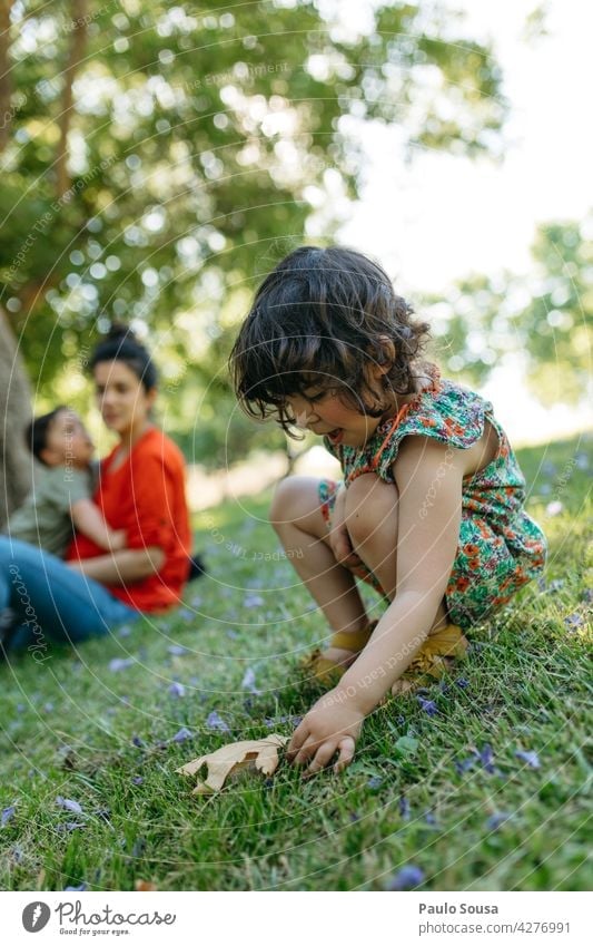 Kind spielt im Park mit Familie Mädchen 1-3 Jahre 3-8 Jahre Familie & Verwandtschaft Geschwister Spielen Junge Tag Mensch Kleinkind Kindheit Farbfoto