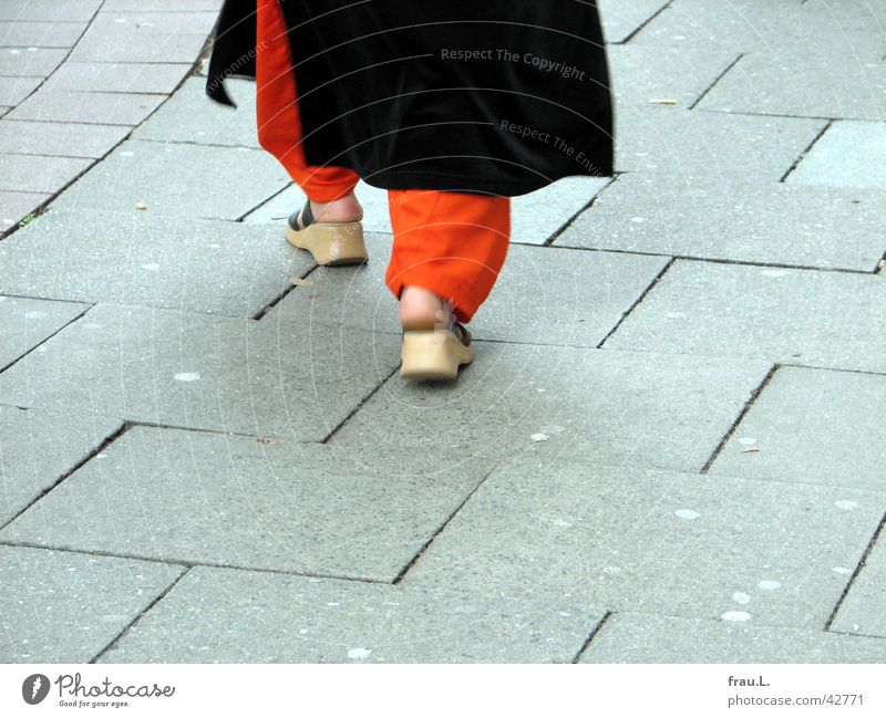 orange Hose Frau Bürgersteig gehen Schuhe Moslem Bewegungsunschärfe Mensch Bekleidung pumphose Fuß