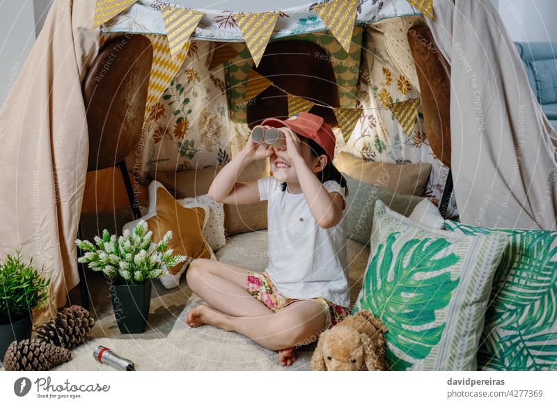 Mädchen spielt mit Karton Fernglas beim Camping zu Hause Glück beobachtend Urlaub diy Zelt Lächeln Schachtel Toilettenpapierhülsen Beteiligung Spielzeug Frau