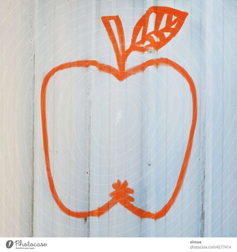 Ein orangefarbener, stilisierter Apfel mit Stiel und Blatt an einer weißen Wand stilisieren malen sprayen Wandmalerei Kunst Darstellung Vitamin C Werbung Obst