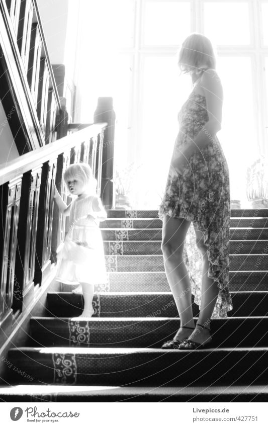 auf der Treppe Mensch feminin Kind Kleinkind Frau Erwachsene Mutter Kindheit Körper 2 1-3 Jahre 30-45 Jahre Sonne Sonnenaufgang Sonnenuntergang Sonnenlicht