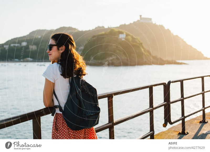 Junge Touristin Frau genießt die Aussicht auf San Sebastian Bucht in Spanien bei Sonnenuntergang jung Glück San Sebastián donostia MEER Strand La Concha-Strand