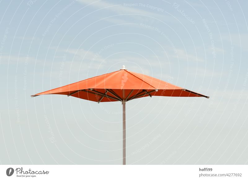 oranger Sonnenschirm vor blauem Himmel Blauer Himmel orange-rot Minimalismus Strand Sommer minimalistisch Urlaubsstimmung Wolkenloser Himmel Sonnenbad ausruhen