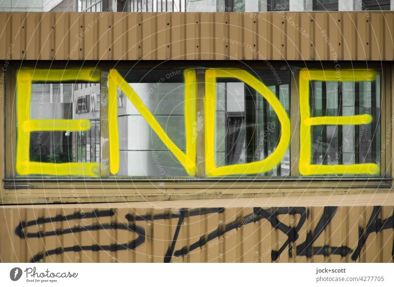 Hier ist definitiv ENDE Schriftzeichen Spray Graffiti Straßenkunst Schmiererei Großbuchstabe Wort Ende Haltestelle Tram Metallverkleidung Fenster
