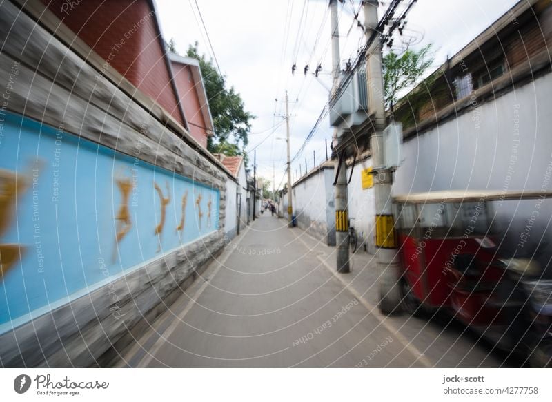 traditionelle enge Gasse in Bewegung Hutong Peking China Altstadt Bewegungsunschärfe Wege & Pfade Verkehrswege Stil authentisch Fassade Strommast Mauer