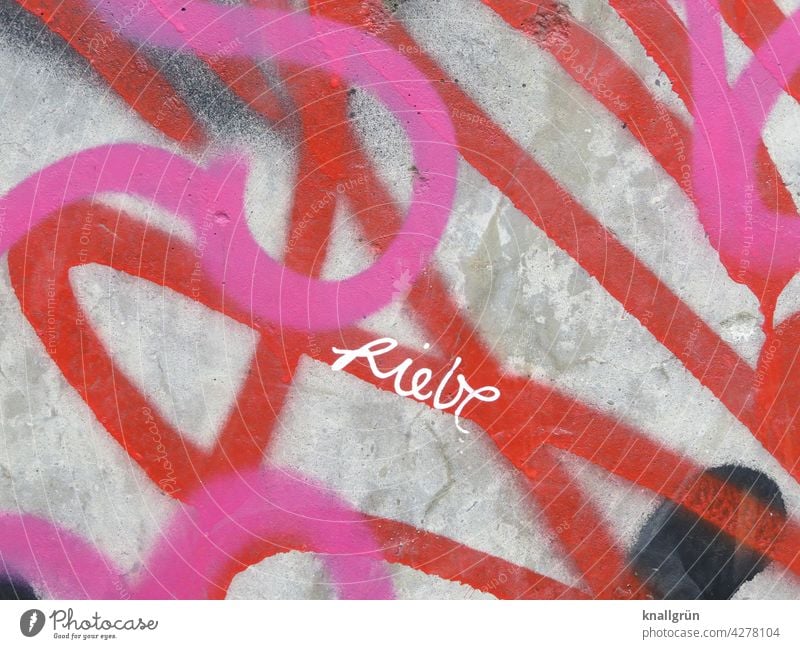 Liebe Graffiti Gefühle Typographie Wand Mauer gesprayt urban Schriftzeichen Außenaufnahme Farbfoto Menschenleer Tag Buchstaben Straßenkunst Kreativität Kultur
