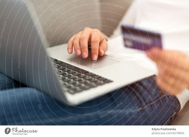 Frau auf Couch mit Kreditkarte und Laptop benutzend Computer Internet online Technik & Technologie Notebook Mitteilung Drahtlos Menschen junger Erwachsener