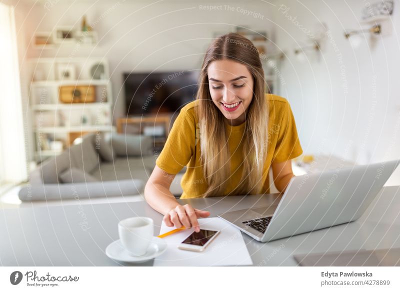 Junge Frau verwendet ihren Laptop zu Hause benutzend Computer Internet online Technik & Technologie Notebook Mitteilung Drahtlos Menschen junger Erwachsener