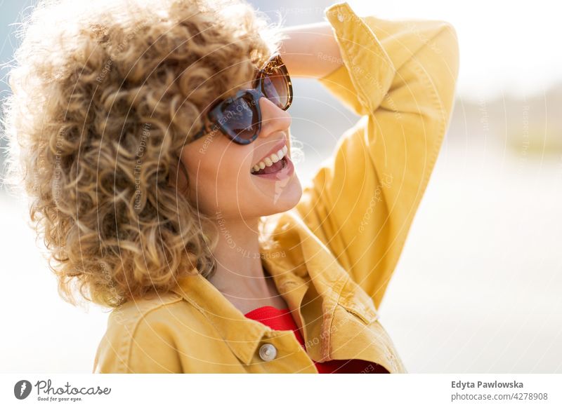 Porträt einer jungen Frau mit Sonnenbrille Jahrtausende urban Straße Großstadt stylisch Menschen junger Erwachsener lässig attraktiv Lächeln Glück Kaukasier