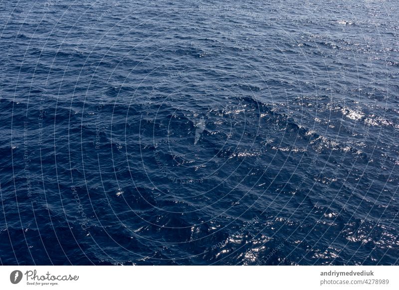 Meerwasser Hintergrund.winkende Wasseroberfläche des blauen Meer Hintergrund Sommer Textur Oberfläche MEER Muster frisch Umwelt abstrakt Natur Tapete natürlich