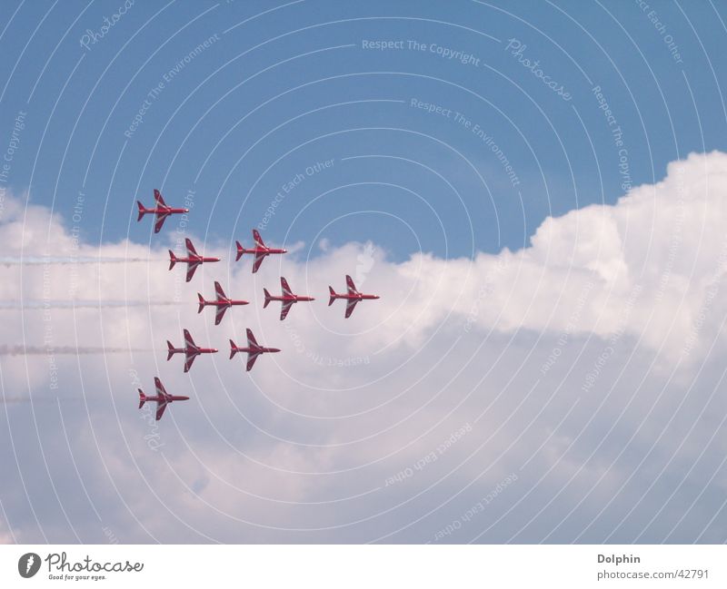Red Arrows 05 Großbritannien Flugschau Flugzeug Formation Wolken Luftverkehr Airpower