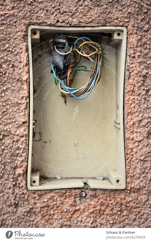 Installationsdose mit losen Kabeln in verputzter Hauswand Elektroinstallation defekt renovieren reparieren Hauseingang Kabelsalat kaputt Klingel