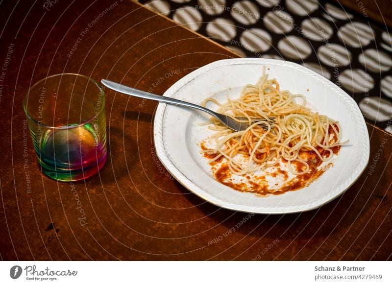 halbleerer Teller mit Spaghetti Essen Ernährung Reste Lieblingsessen Lebensmittel Farbfoto Essstörung Essensreste LebensmittelSoße Nudeln Mittagessen Abendessen