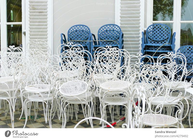Leere Stühle in der Gastronomie Corona Wirtschaft Cafe Virus Maßnahmen Schließung Insovenz Pleite Not Finanzen Konsum