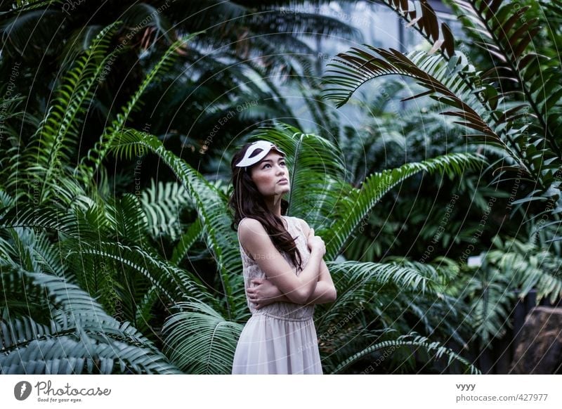 jungle drum feminin Mädchen Junge Frau Jugendliche 1 Mensch 18-30 Jahre Erwachsene Natur Pflanze Sträucher Urwald Kleid Maske beobachten Blick stehen träumen