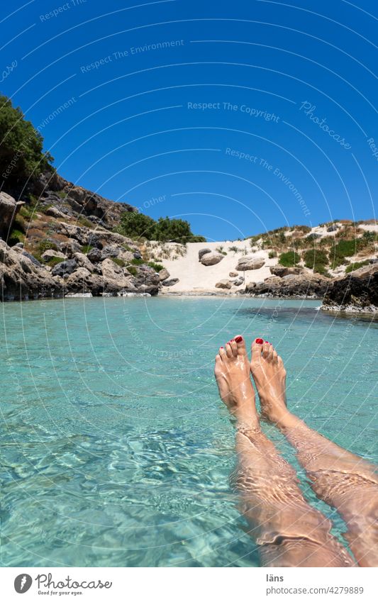im Urlaub treiben lassen traumhaft kristallklar Frau Wasser Meer Erholung in der Natur relaxen Punktlandung Kreta baden Küste alleine