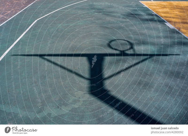 Straße Basketballkorb Schatten auf dem Boden Korb Straßenkorb Reifen Silhouette Sonnenlicht Gericht Feld Stock Sport Gerät Spiel Konkurrenz spielen Spielen