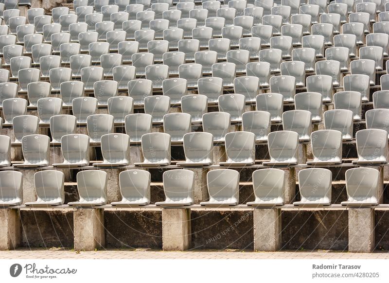 Reihen von Plastiksitzen im Stadion Sitz Kunststoff Veranstaltung Stuhl leer Konzert Sitzgelegenheit niemand Hintergrund Sport Muster stehen Bank Publikum