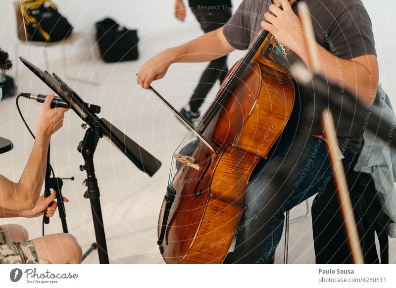 Cello spielender Mann Spielen Musik Musiker Musikinstrument Streichinstrumente Saite musizieren Detailaufnahme Kunst Orchester Innenaufnahme Farbfoto