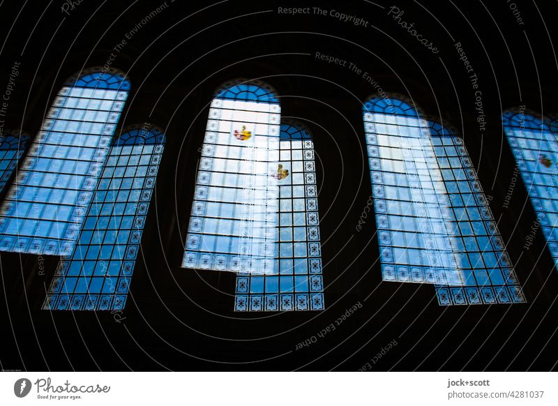 große Hallenfenster + Stadtwappen eingelassen Fenster Tageslicht Architektur Wappen Empfangshalle Doppelbelichtung Unschärfe Silhouette abstrakt Stil