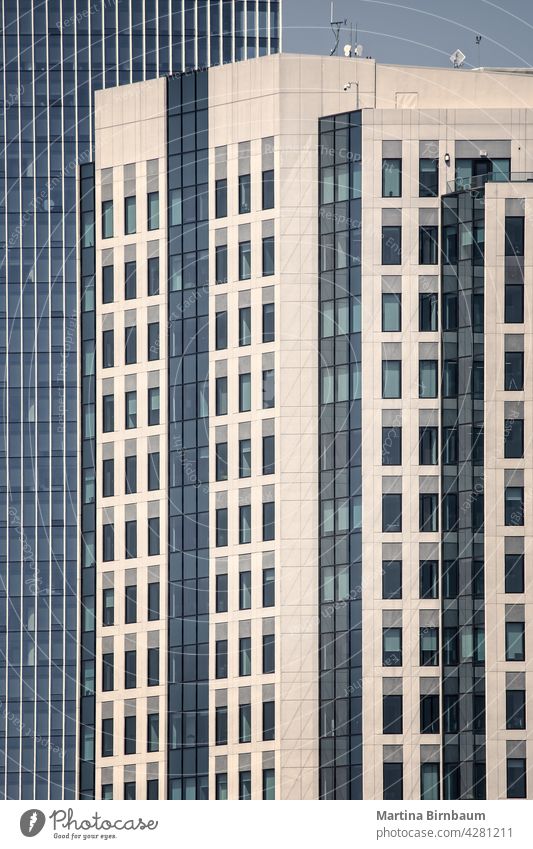 Moderne Bürogebäude mit geradliniger Architektur Fenster blau Struktur Technik & Technologie abstrakt Business modern futuristisch Außenseite Großstadt