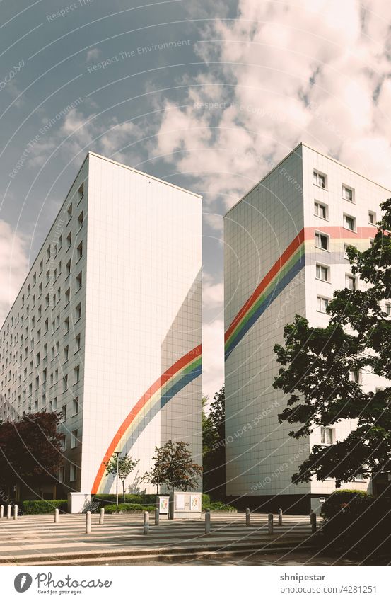 Berliner Plattenbauästhetik berlin Lichtenberg Rainbow Regenbogen DDR-Architektur Sonnenlicht Schatten Akzeptanz Ungarn queer Sommer Strukturen & Formen Linien