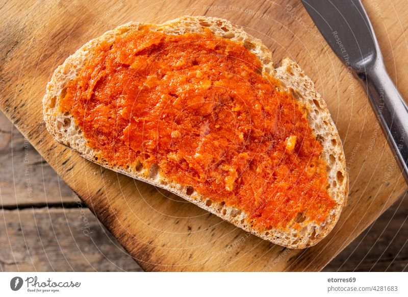 Geschnittenes Toastbrot mit Sobrasada Kunstgewerbler Speck Brot geheilt lecker Dip Lebensmittel ausnehmen selbstgemacht Mallorca Fleisch orange Paprikaschoten