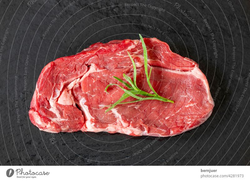 rohes Steak auf schwarzem Schiefer ungekocht Fleisch Schieferteller Protein Sirloin Rindfleisch geschnitten Hintergrund Essen Abendessen dry age Zutat weiß