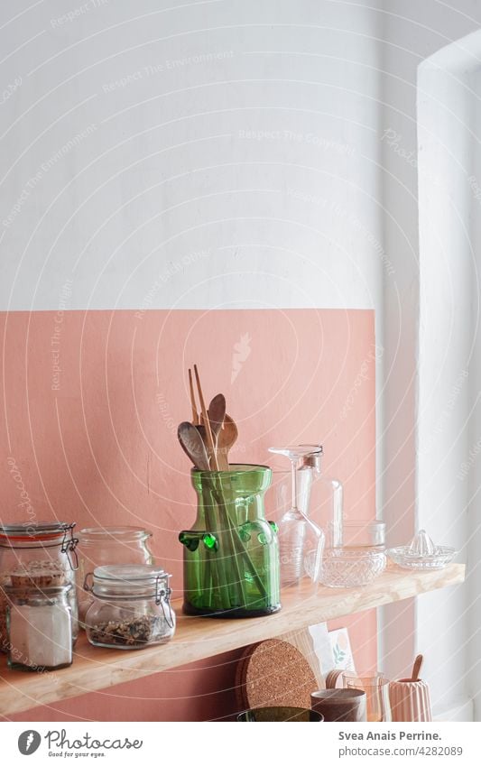 Farbe bringt Leben Küche Wohnen Wand Wandfarbe Regalbretter Kochlöffel Holzlöffel Ernährung Gesundheit Innenaufnahme Innenarchitektur Stillleben