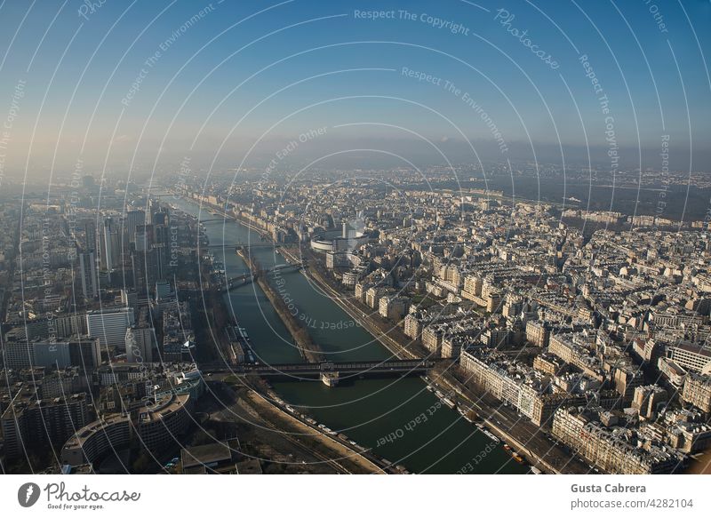 Blick von oben auf die Stadt Paris Frankreich und den Fluss sena. sena maritimo Architektur im Freien Europa reisen Reisefotografie Reiseziel reisend